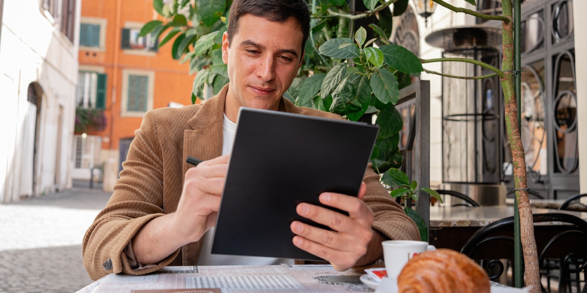 Scopri il nuovo PocketBook InkPad Eo 2 con schermo a colori E Ink da 10,3” e la nuova tecnologia per la scrittura manuale